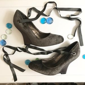 BCBG Gray Velvet Curvy Wedge Satin Ribbon Ties 8.5